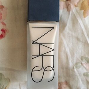 NARS All day luminous weightless foundation